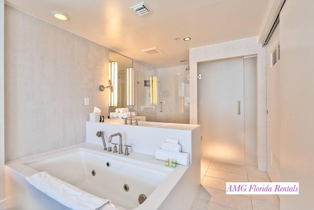 1 Bedroom With Ocean And City Views! 포트 로더데일 외부 사진